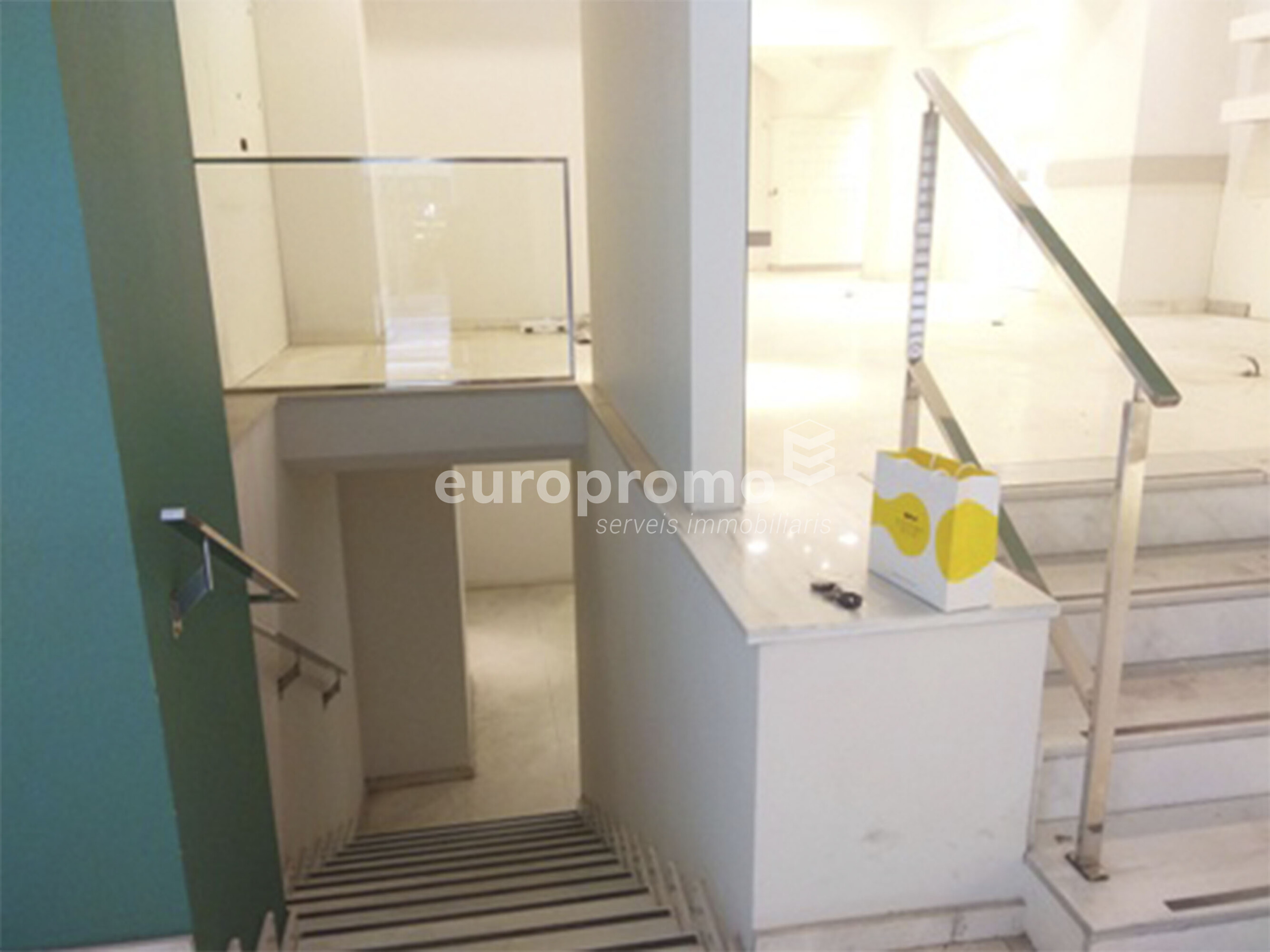 Local de 128m2 situado en primera linea y mejor zona comercial de la ciudad!